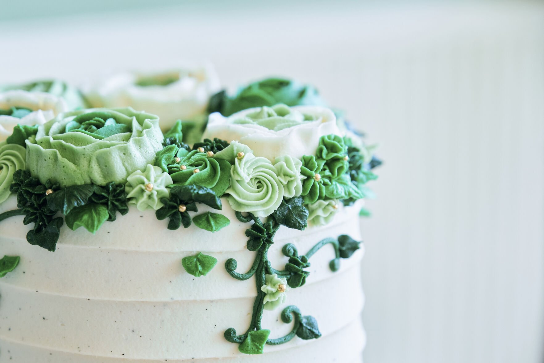 pint size bakery cake green close up